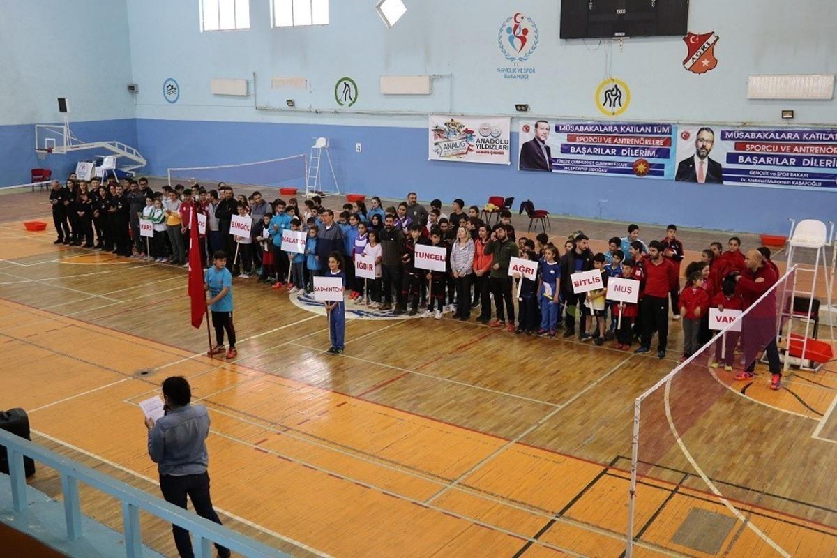 Ağrı&rsquo;da ANALİG Badminton grup m&uuml;sabakaları başladı