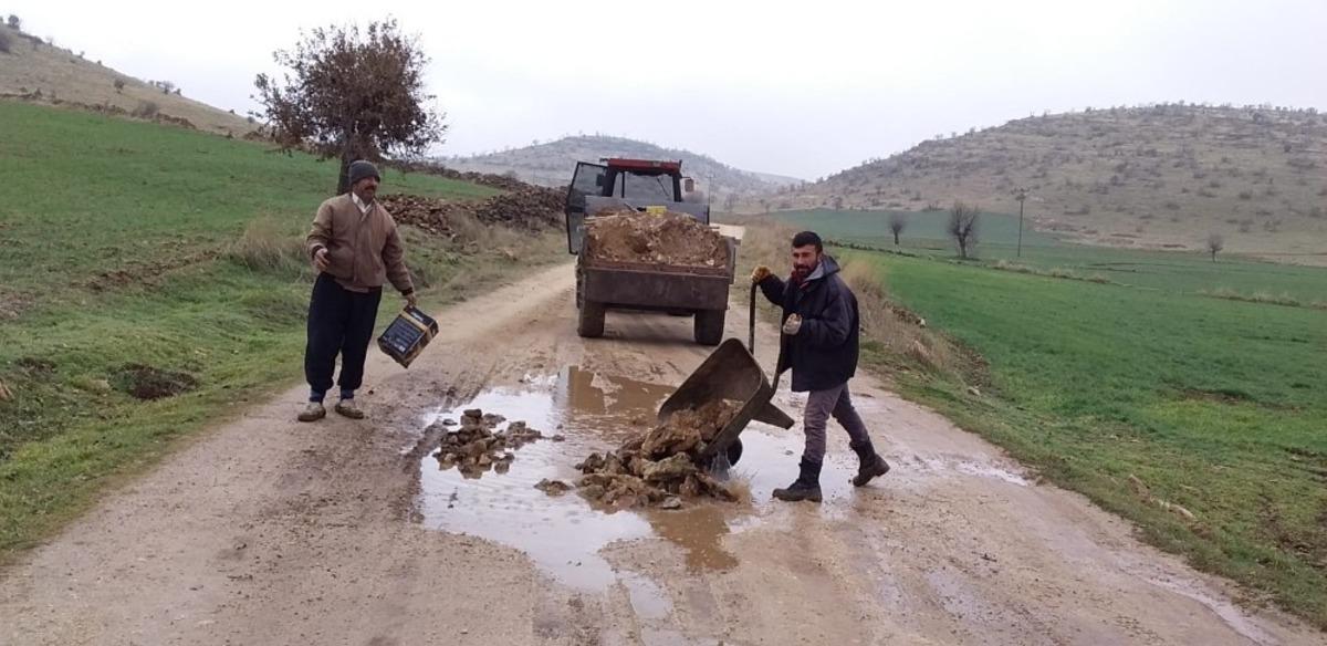 Yolda oluşan &ccedil;ukurları k&ouml;yl&uuml;ler kapatıyor