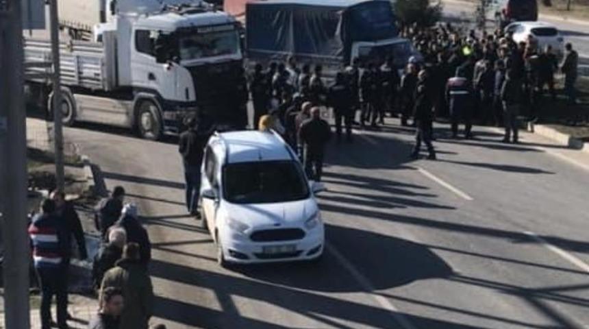 Polis, kamyoncuların yolu kapatmasına izin vermedi
