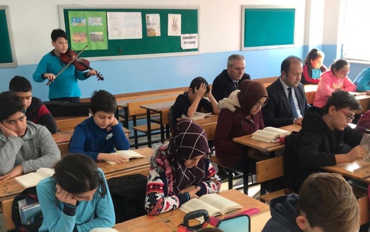 Keman eşliğinde kitap okudular