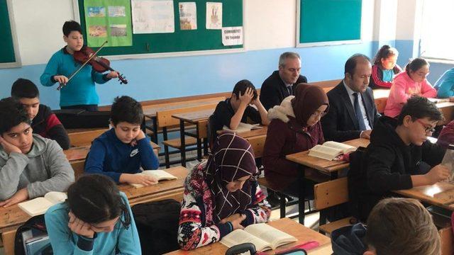 Keman eşliğinde kitap okudular