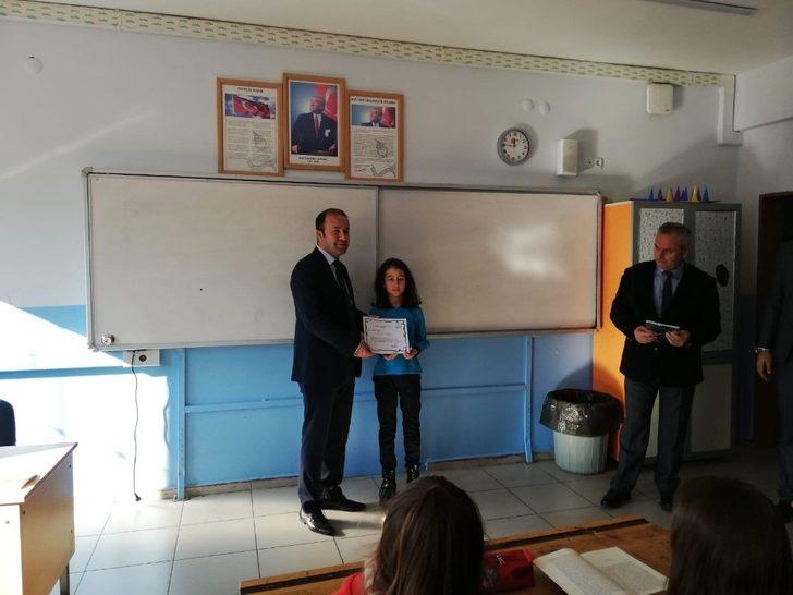 Keman eşliğinde kitap okudular G3