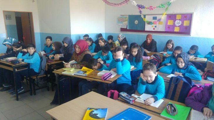 Keman eşliğinde kitap okudular G4