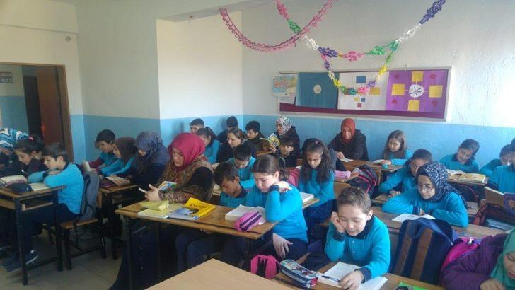 Keman eşliğinde kitap okudular G5