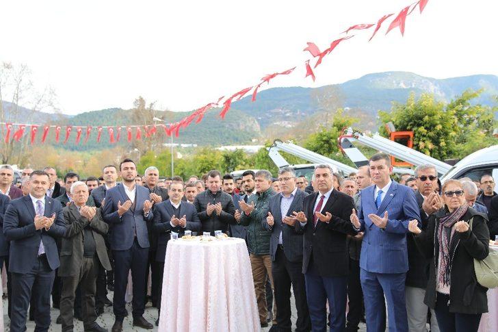 Başkan Yücel yeni araçları dualarla hizmete sundu G4