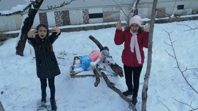 Vanlı kuzenler, Aylan bebeğin kardan heykelini yaptı