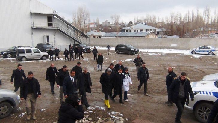 Van Valisi Bilmez, Erciş Hayvan Kesim Merkezi’nde incelemelerde bulundu G1