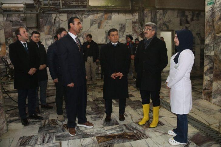 Van Valisi Bilmez, Erciş Hayvan Kesim Merkezi’nde incelemelerde bulundu G3