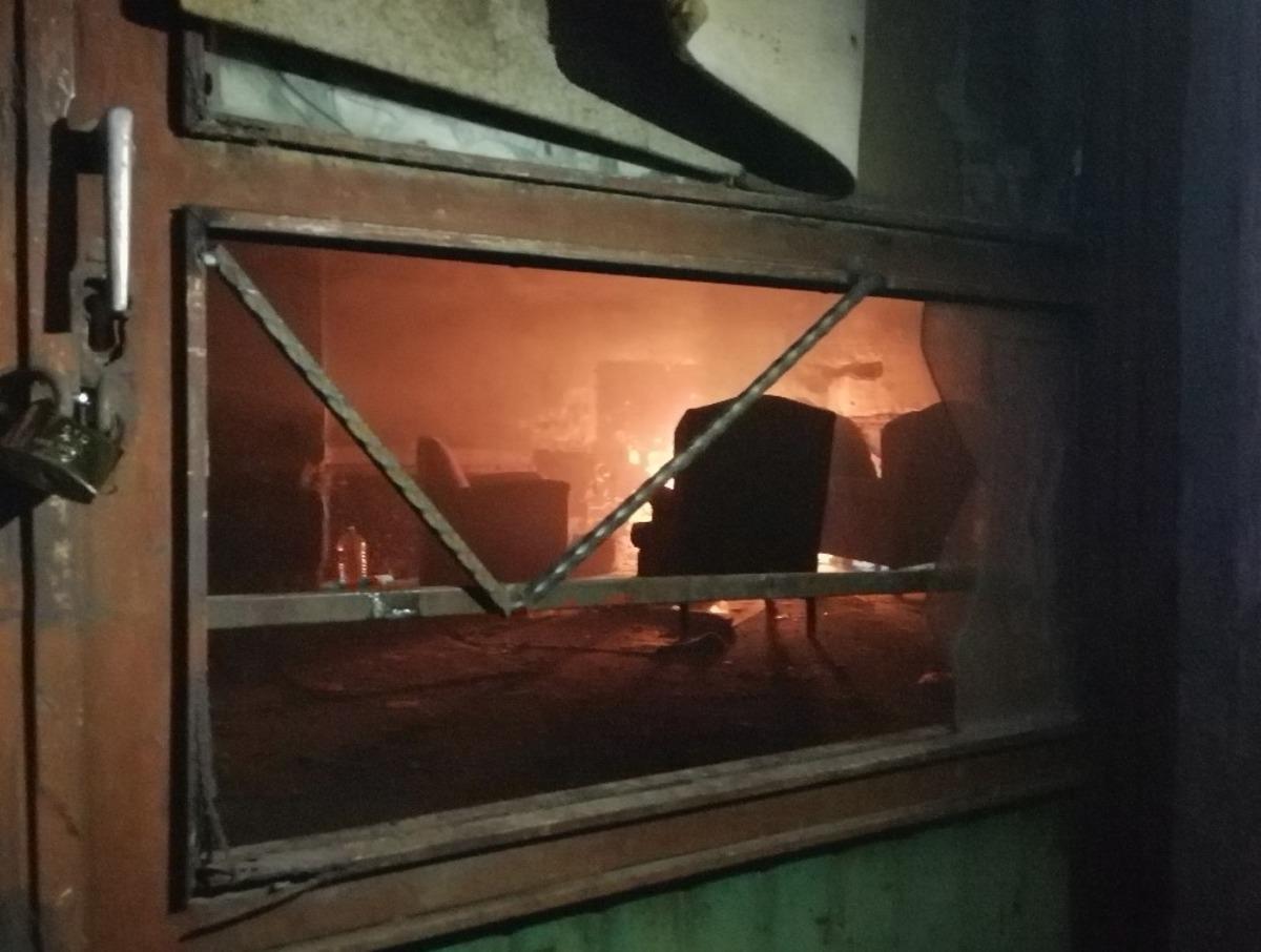 Alkol alıp ateş yaktı boğulmak &uuml;zereyken itfaiye kurtardı