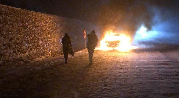Bingöl’de seyir halindeki araç alev topuna döndü! G2