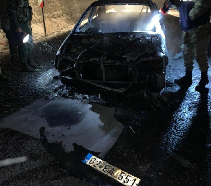 Bingöl’de seyir halindeki araç alev topuna döndü! G3