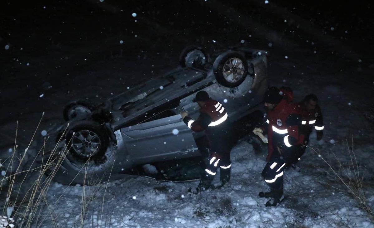 Şarampole devrilen ara&ccedil;tan şans eseri yara bile almadan kurtuldular!