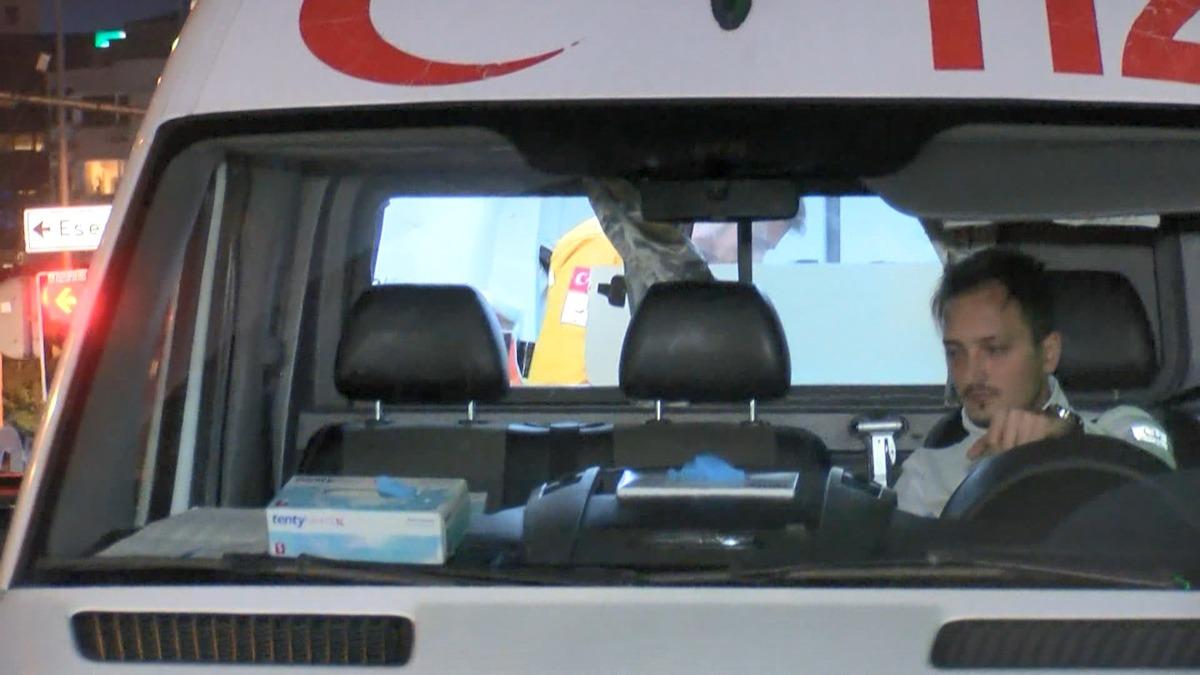 Kırmızı ışıkta bekleyen taksiye &ccedil;arpan motosikletin s&uuml;r&uuml;c&uuml;s&uuml; yaralandı