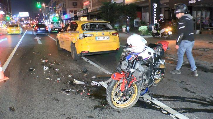 Kırmızı ışıkta bekleyen taksiye çarpan motosikletin sürücüsü yaralandı G2