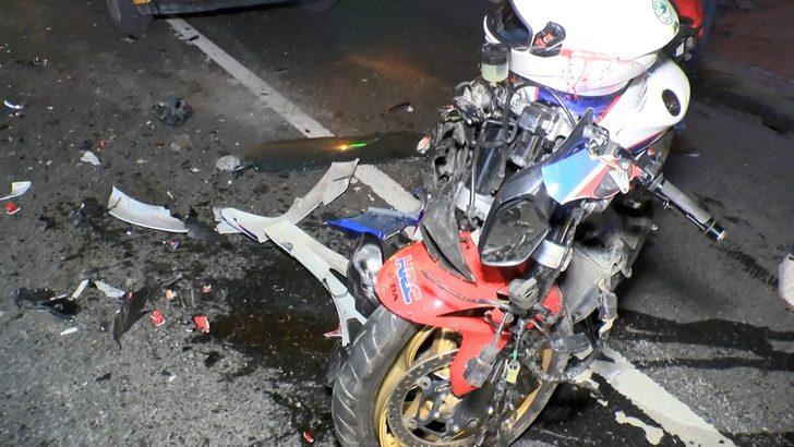 Kırmızı ışıkta bekleyen taksiye çarpan motosikletin sürücüsü yaralandı G3