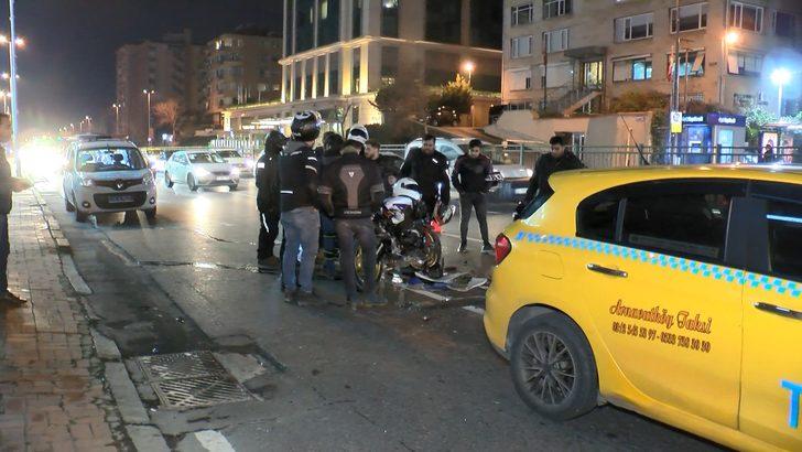 Kırmızı ışıkta bekleyen taksiye çarpan motosikletin sürücüsü yaralandı G4