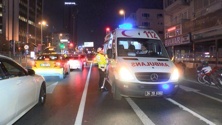 Kırmızı ışıkta bekleyen taksiye çarpan motosikletin sürücüsü yaralandı G5