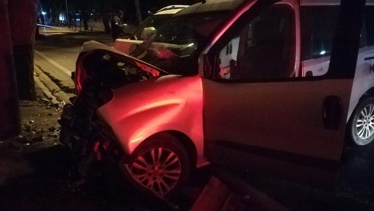 İki araç kafa kafaya çarpıştı! Ağır yaralılar var G1