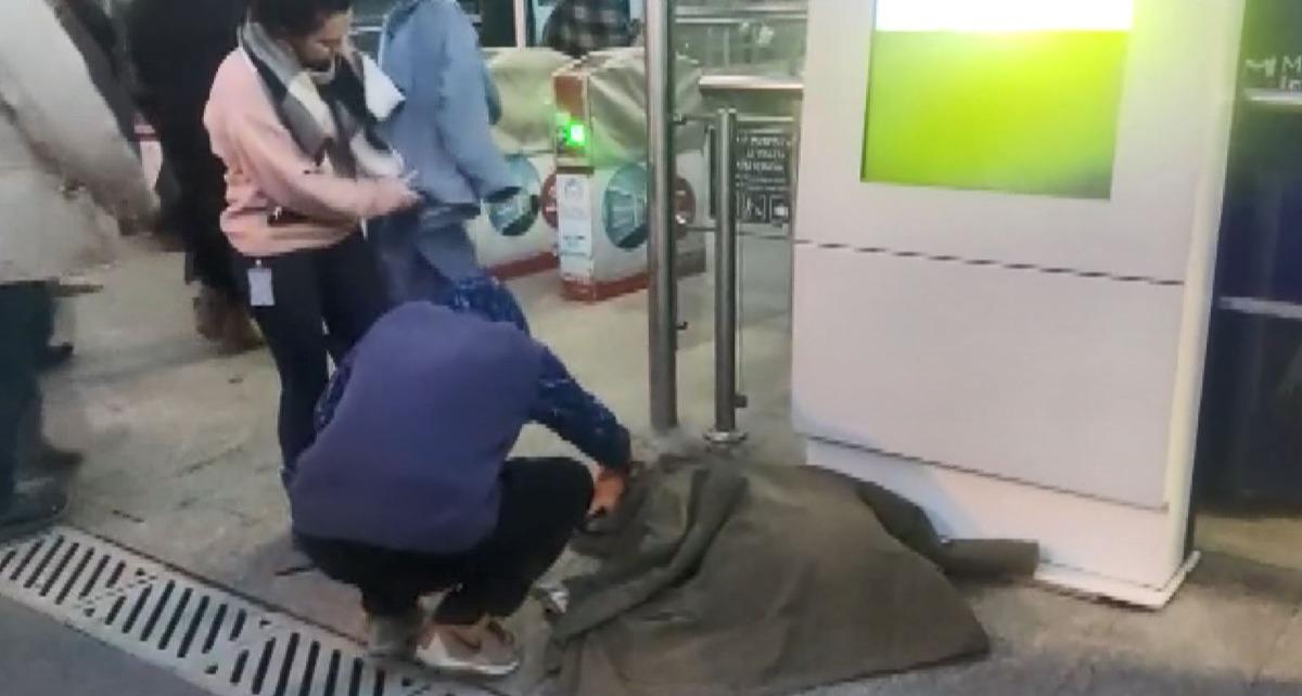 Liseli gen&ccedil;ten &ouml;rnek davranış... Soğuktan titreyen k&ouml;peği montuyla &ouml;rtt&uuml;