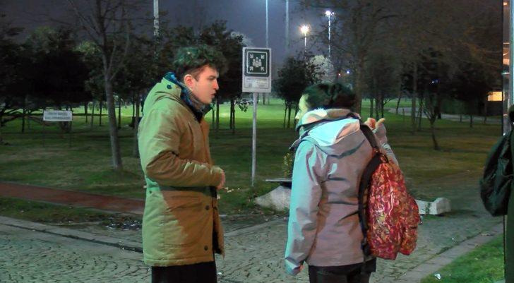 Liseli gençten örnek davranış... Soğuktan titreyen köpeği montuyla örttü G4