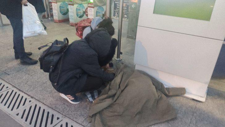 Liseli gençten örnek davranış... Soğuktan titreyen köpeği montuyla örttü G1