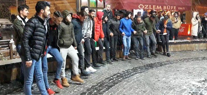 Gümüşhane'de kar altında horon keyfi G2