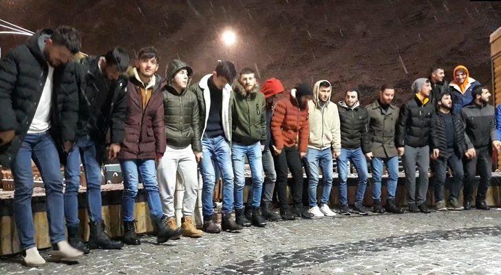 Gümüşhane'de kar altında horon keyfi G4