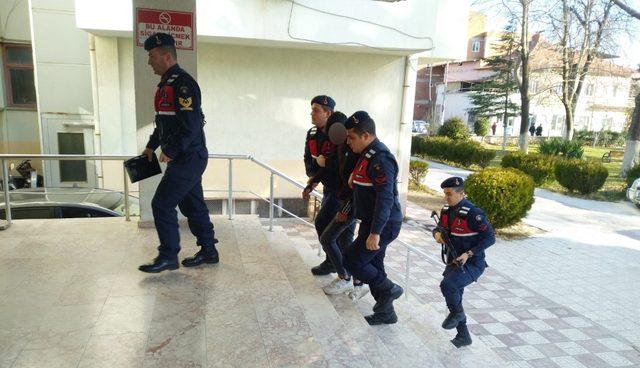 Pencereden girdiği okulların yardım paralarını çaldı