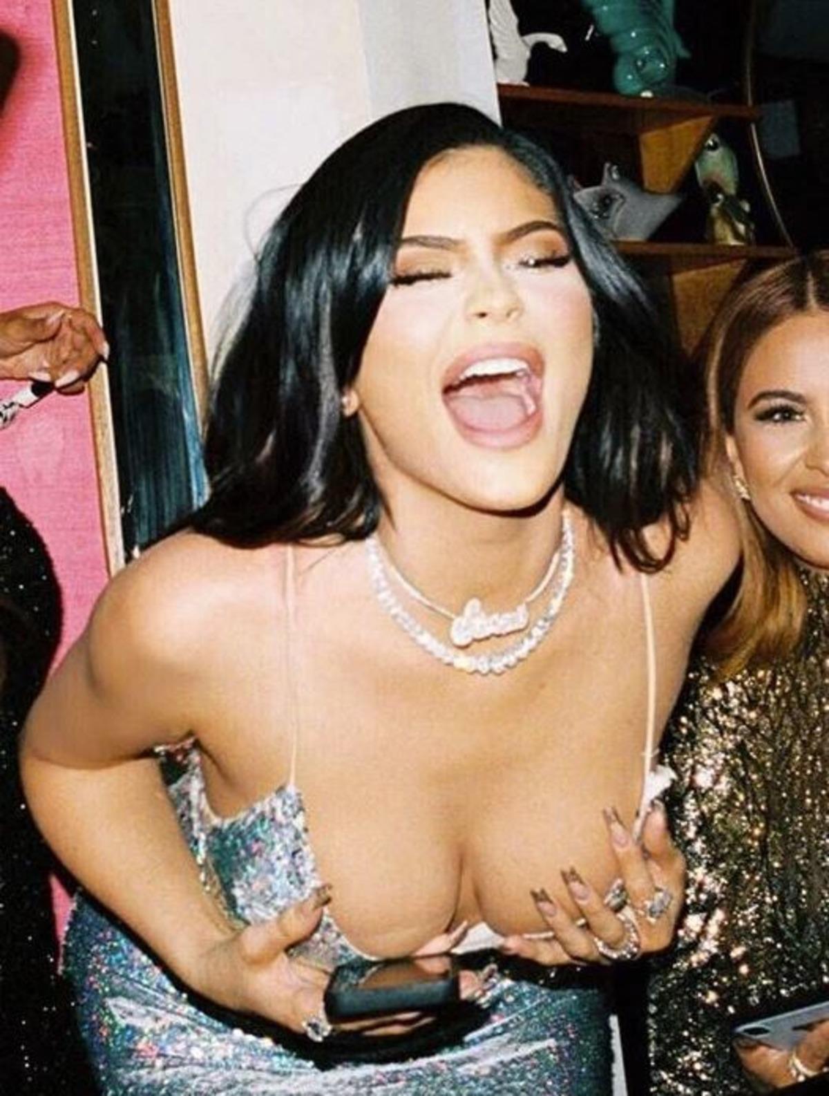 Kylie Jenner yeni yıl partisinde dağıttı! 