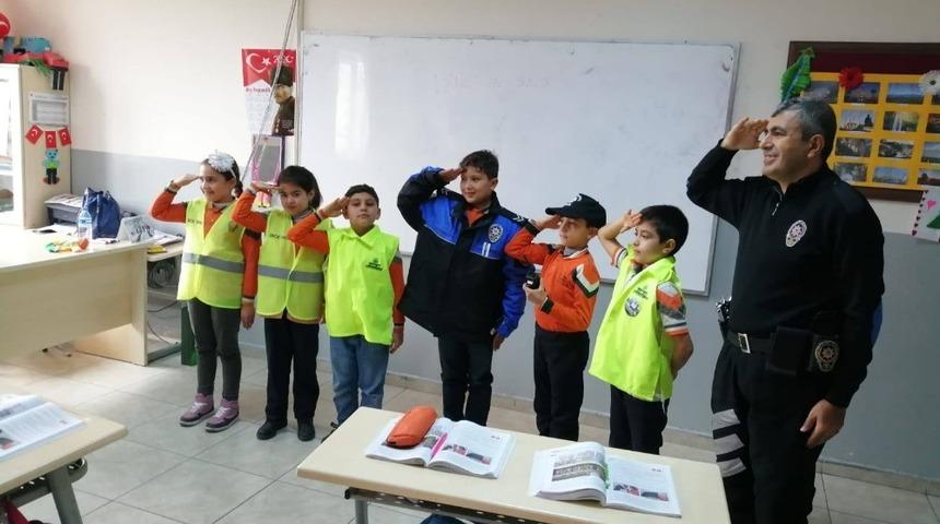&Ouml;ğrencilere polislerden eğitim