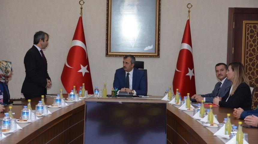 Vali Sezer: "Eğitim i&ccedil;in herkesin aynı yere katkı vermesi lazım"