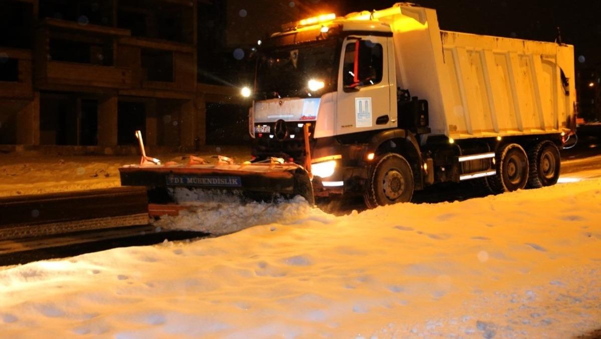 B&uuml;y&uuml;kşehir&rsquo;in kar timleri iş başında