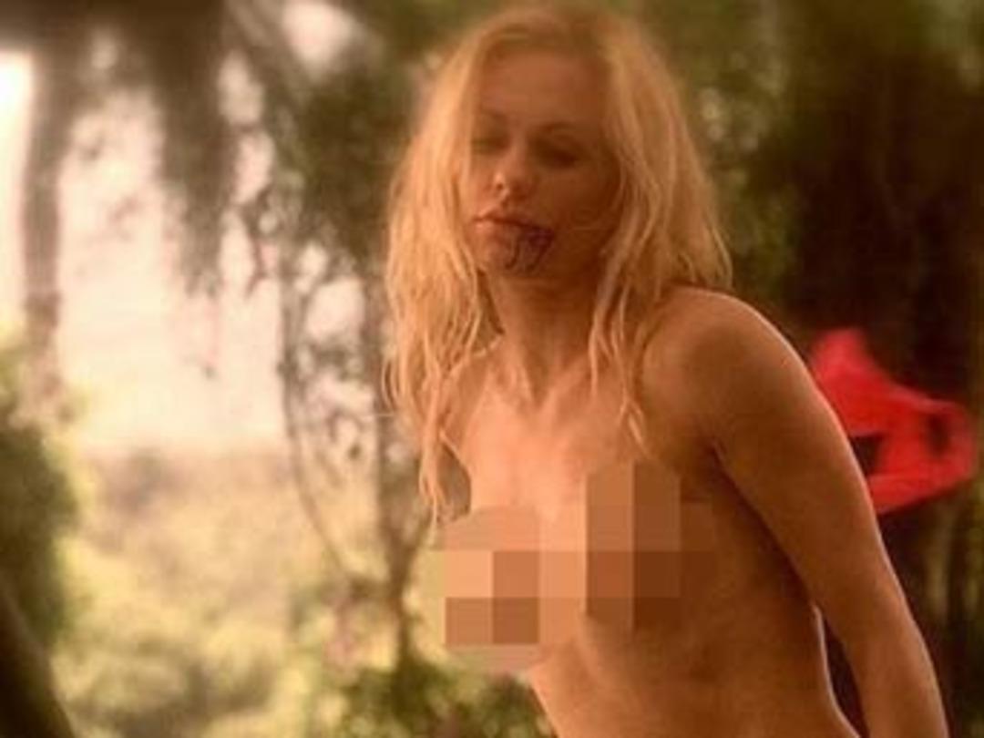 Kocasının g&ouml;z&uuml; &ouml;n&uuml;nde sevişti