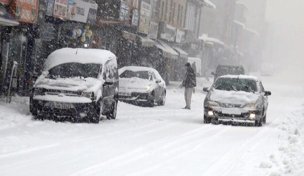 Ahlat&rsquo;ta yoğun kar yağışı etkili oluyor