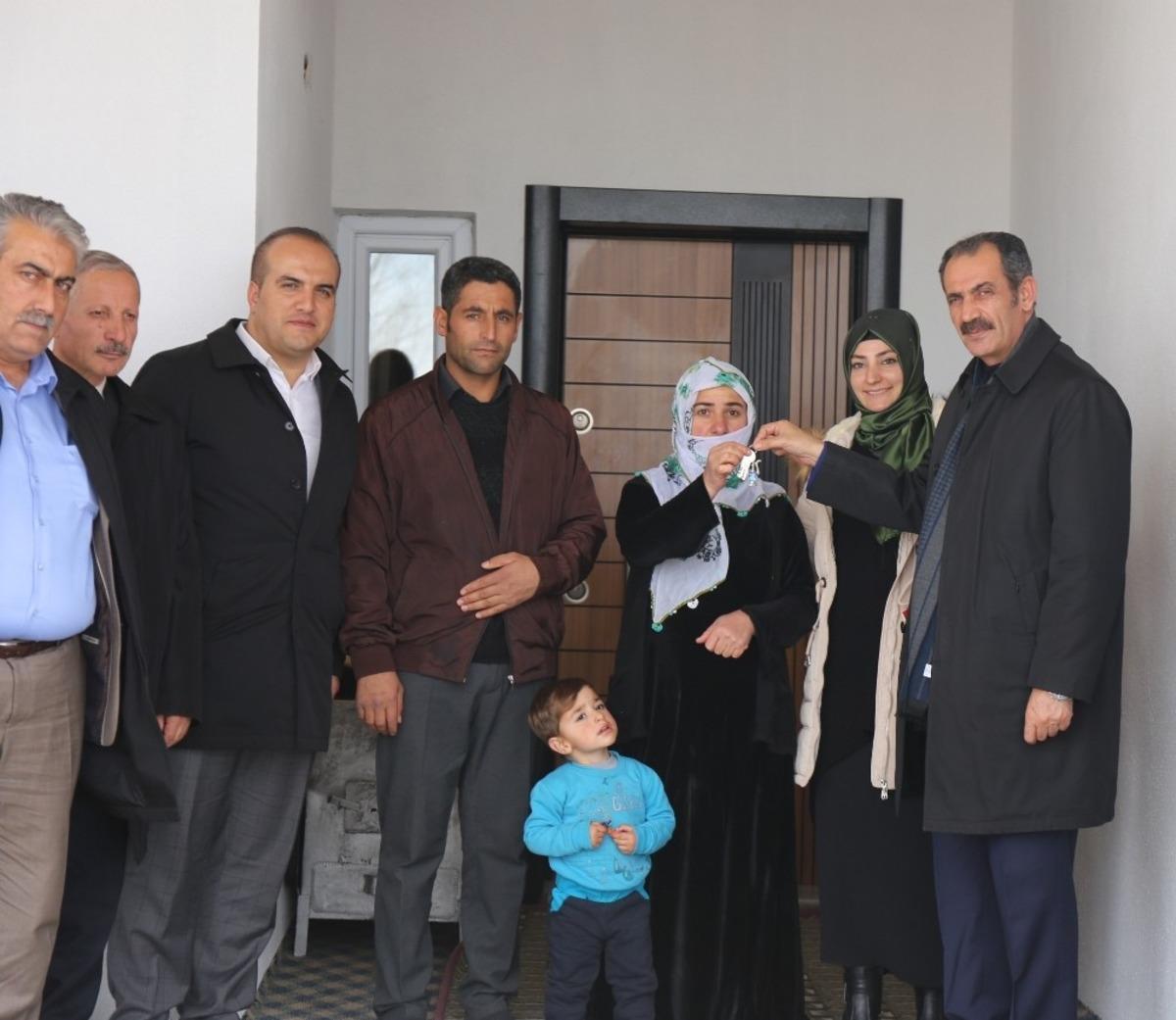 Başkan Tanış, ihtiya&ccedil; sahibi ailelere anahtarlarını teslim etti