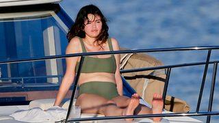 Bikinili görüntülenen Selena Gomez kilolarıyla dikkat çekti