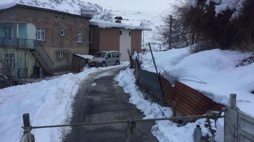 Hakkari&rsquo;deki yollar tuzlanıyor