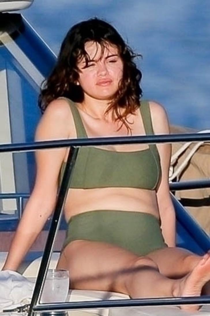 Bikinili görüntülenen Selena Gomez kilolarıyla dikkat çekti G4