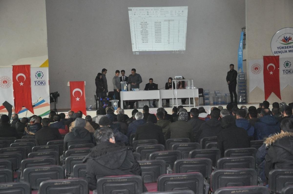 Y&uuml;ksekova&rsquo;da TOKİ konutları i&ccedil;in kura &ccedil;ekimi