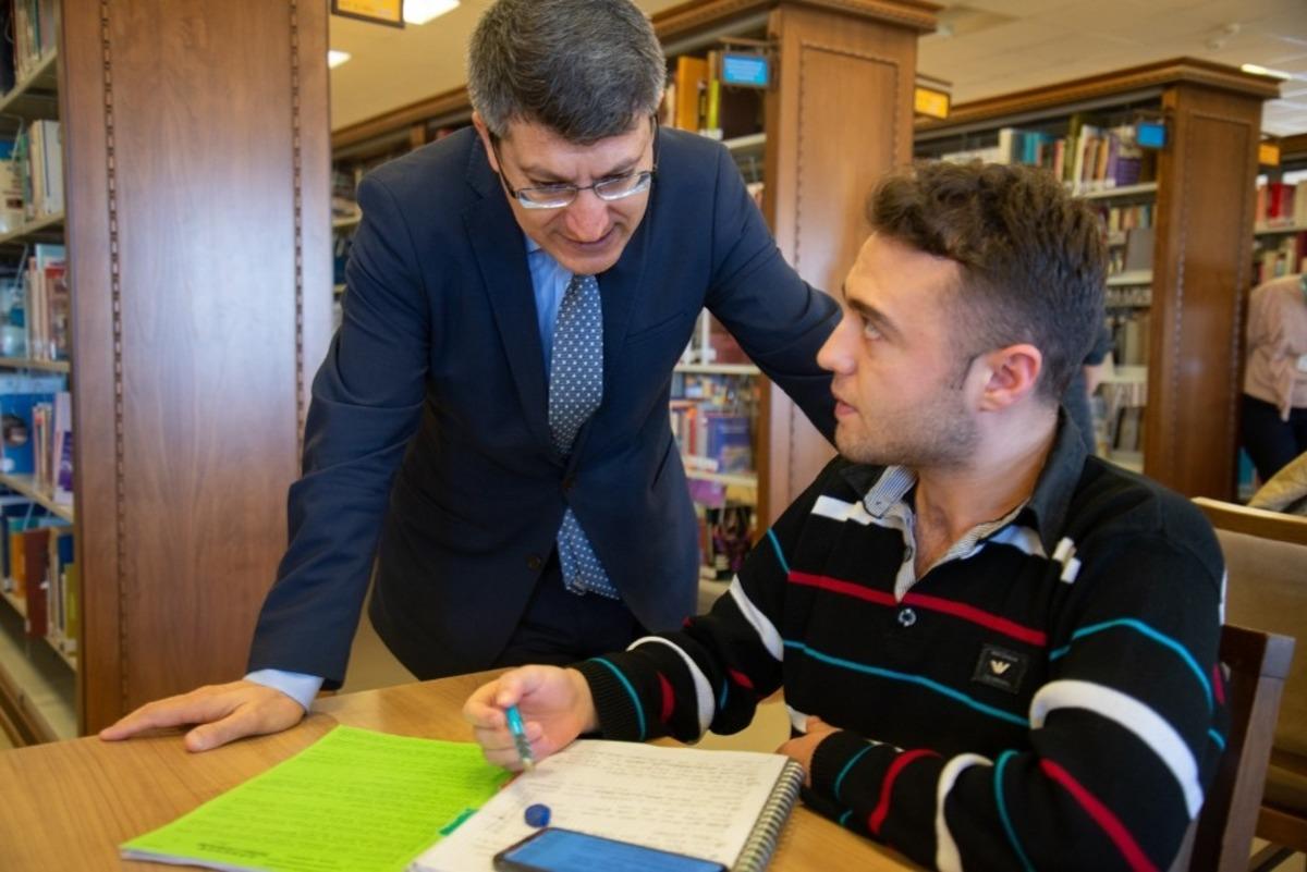 Rekt&ouml;r Taş k&uuml;t&uuml;phanede &ouml;ğrencileri ziyaret etti