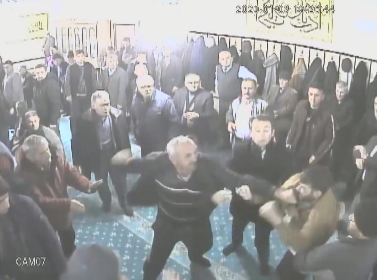 Konya'daki camide kavga! O anlar g&uuml;venlik kamerasında