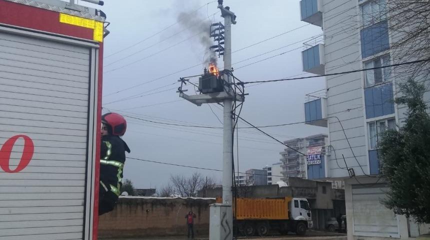 Kızıltepe&rsquo;de aşırı y&uuml;klenmeden trafodan alevler y&uuml;kseldi