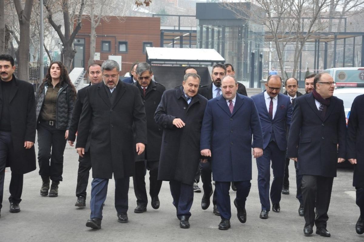 Bakan Varank: &ldquo;Yerli otomobil t&uuml;m d&uuml;nyada ilgi g&ouml;rd&uuml;&rdquo;
