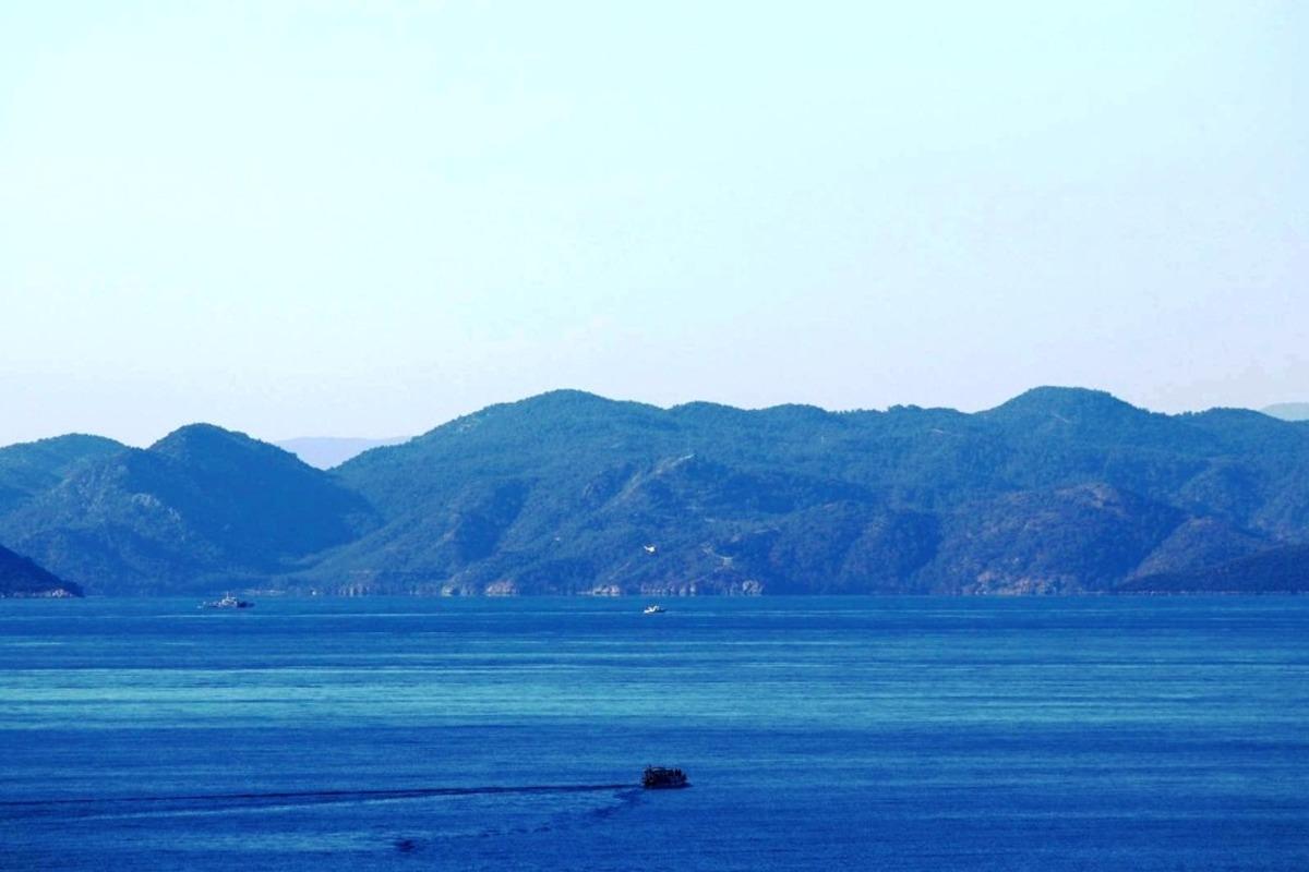 Batan teknede kaybolan 7 g&ouml;&ccedil;men aranıyor