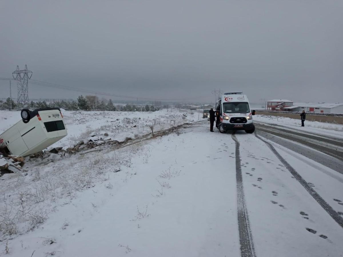 Minib&uuml;s şarampole devrildi: 2 yaralı