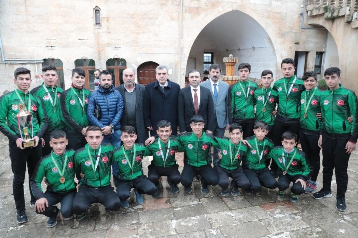 Beyazg&uuml;l, Suru&ccedil; Hokey Kul&uuml;b&uuml; sporcularıyla buluştu