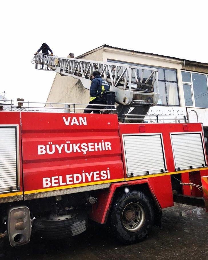 Soba bacasını temizlemek için çıktığı çatıda mahsur kaldı G1