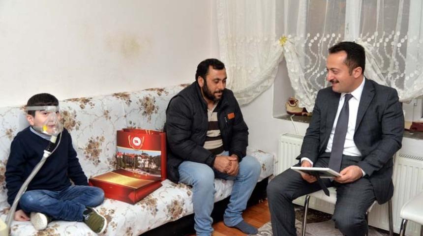Vali Şent&uuml;rk&rsquo;ten minik Onur&rsquo;a ziyaret