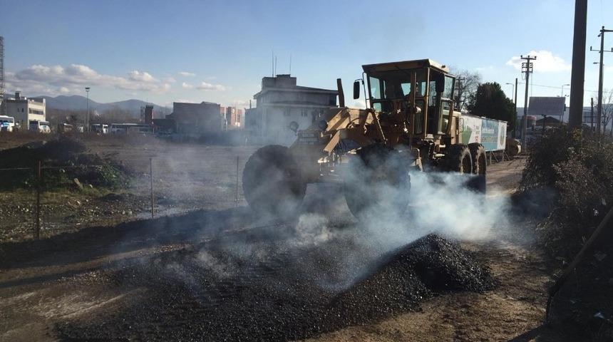 Hasar g&ouml;ren noktalar sıcak asfalt ile onarıldı