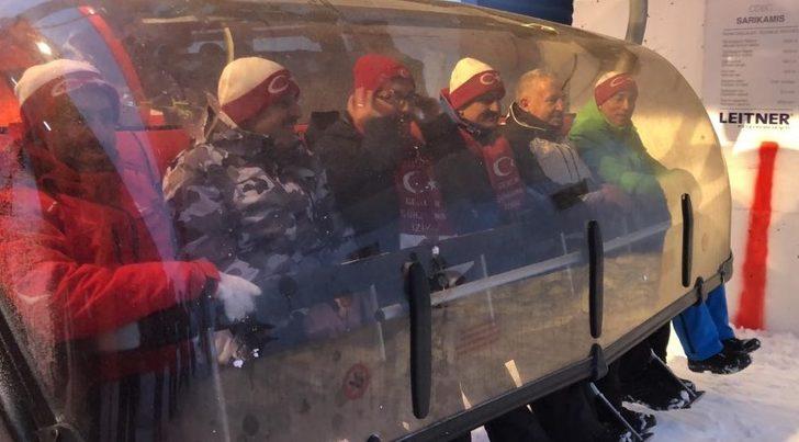 Şehit Mehmetçiklerin kardan heykellerine yoğun ilgi (2) G1